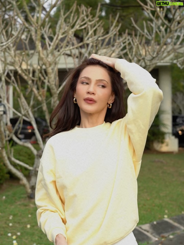 Nadia Brian - 4.2K Likes - Soaking up every bit of sun in the new Candlelight Yellow. This Accolade Crew Neck is the perfect layer for those early morning flows. ☀️✨

@alo @themeliumgroup #AloMalaysia #NadiaBrian