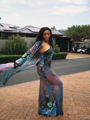 Nadia Nakai Instagram - Merry Christmas 🎄 

Sending you love to you and yours! ♥️