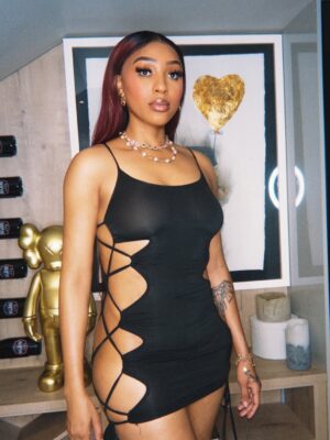 Nadia Nakai Instagram - It’s the SEASON lol! 😋

Hair from @sazzyhaircollection