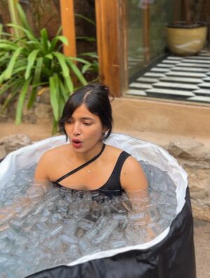 Naina Uttam Instagram - Sunday endorphins peaking 😮💨🤌🏼
PS: did my first ice plunge 🥶
Truly in my wellness girlie era @nykaawellness 💕