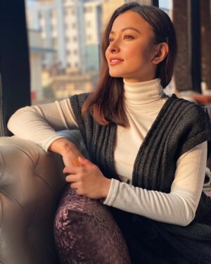Namrata Shrestha Instagram - Oh great! I never recognized Sunshine shining me, within me 🤩🤍! #takecare #dherai #maya #namrataashrestha