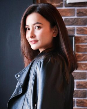 Namrata Shrestha Instagram - Smile, breathe and go slowly 🌻🤍! #goodmorning #haveagreatweekend #takecare #dherai #maya #namrataashrestha