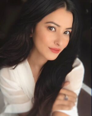 Namrata Shrestha Instagram - Eyes sees, what your mind knows 🌼🤍! #goodevening #takecare #dherai #maya