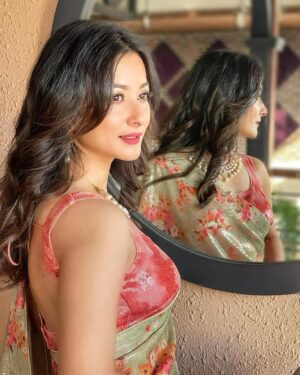 Namrata Shrestha Instagram - There are two ways of spreading light: to be the candle or the mirror that reflects it 🌼🤍😊. #happytihar #laxmipuja #nhudayabhintuna #dherai #maya 

Hair and MUA: @ananekebeautysalon 
Sari: @kaavyaboutique 
Jewelry : @urja_jewels