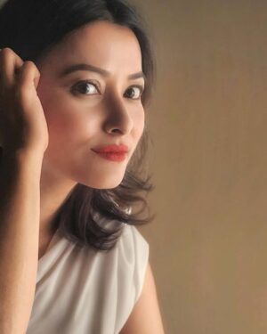 Namrata Shrestha Instagram - With the dawn, a new light shines,
A gift of hope, by grand design.
Though yesterday has slipped away,
Its lessons shape a brighter day 🌼🤍!
#takecare #dherai #maya
