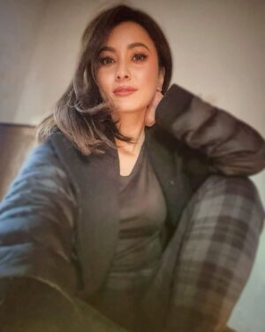 Namrata Shrestha Instagram - What others reflect is their own sky—it need not cloud yours 🤗🤍!
#haveagreatday #takecare #dherai #maya