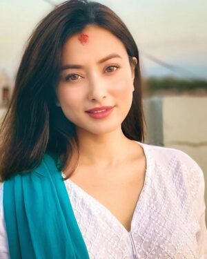 Namrata Shrestha Instagram - तपाईंहरु को टिका कस्तो हुदैछ? #dashain #tika #takecare #dherai #maya #namrataashrestha
