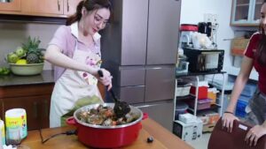 Nan Su Yati Soe Instagram - အိမ်လာလည်တဲ့ ညီမလေး ခြူးလေးကို ဂဏန်းမဆလာချက်နဲ့ ရှယ်ဧည့်ခံ😋🦀
#Nansuyatisoe #food #kitchen #vlog #cooking #ဂဏန်းမဆလာချက် #crab