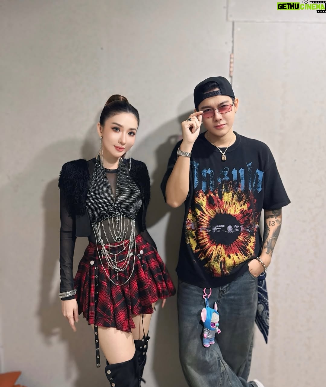Nan Su Yati Soe - 2.5K Likes - #merrychristmas to you all #backstage #chrismaseve Concert #singing #ootd