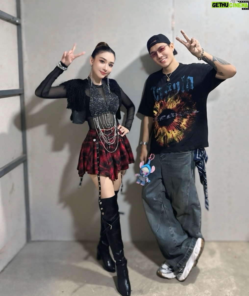 Nan Su Yati Soe - 2.5K Likes - #merrychristmas to you all #backstage #chrismaseve Concert #singing #ootd