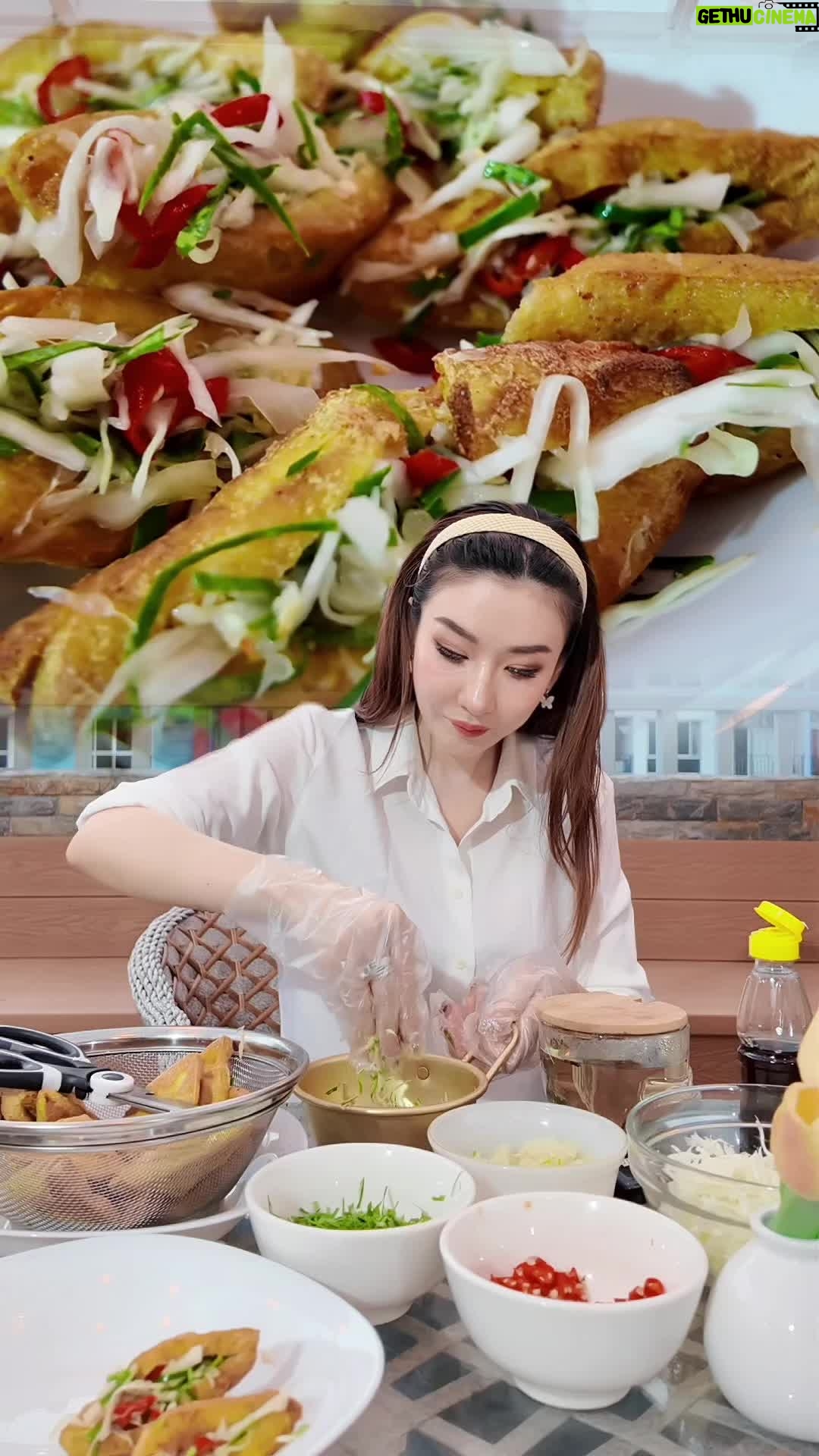 Nan Su Yati Soe - 34.7K Likes - ဆောင်းရာသီ ညနေခင်းလေးမှာ ချဉ်ငံစပ် ပဲပြားအစာသွပ်ကို ရေနွေးကြမ်းပူပူလေးနဲ့ လွေးမယ်🤗❤️‍🔥

#Nansuyatisoe #cooking #food #vlog #Myanmarfood #Myanmaractress #ပဲပြားအစာသွပ်