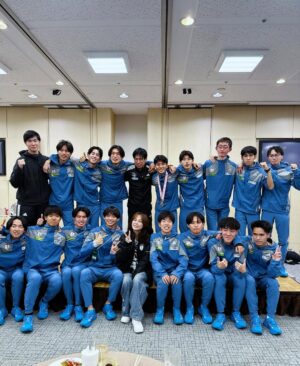 Nanase Aikawa Instagram - 國學院大學、箱根駅伝2026 総合2位！🥈
全員で闘い抜いた！！誇らしいぞ國學院陸上部！！

1区から10区まで、襷と共に順位を押し上げていった攻めの駅伝でした。🏃‍♀️🏃‍♀️🏃‍♀️
1区、青木くんが1位！1:00:28という、
中大・吉居選手の記録を塗り替える新記録。もう、嬉しさに涙腺が崩壊😭
2区 上原くんキャプテンの意地で、エース区間を粘り抜きました。
3区 野中くん。私は、戸塚中継所で2区3区の襷リレーを見守りました。キャプテン上原くんを迎え、野中くんの背中を見送りました。
4区辻原くん！区間3位で一気に加速！🏃‍♀️
そして、5区 高石くん。1:10:05の激走！
難所の山登りで往路4位を死守してくれた！ゴール付近で、新たな交差点を起立した。笑
復路6区は後村くんから。今シーズンは怪我で苦しんだけれども、しっかり山下りしてくれた！！よく頑張った！
7区 高山くんは、1:00:54区間歴代2位の爆走。
1年生の時から思い入れある選手の1人😭
去年の箱根は5区の芦ノ湖で悔しさに泣いていた、、、あの姿からの今日😭その姿に感動しました。
8区 飯國くん！2位を守り、遊行寺の坂も力強く走ってくれました。
9区 野田くん、1年生堂々の走りで大興奮！
10区 尾熊くん、過去最高の総合2位で大手町へ帰って来てくれた😭
大手町のゴールで、みんなを迎えたときに本当に涙が止まりませんでした。
優勝を目指していたから、悔しさはもちろんあると思うけど、全員で達成した國學院史上最高位2位だった！！

そして、青山学院の黒田くん、本当に素晴らしかったです😭人並み外れた身体力。淡々と駆け上がるその姿、もう圧巻でした🥹🏃‍♀️
黒田くんとデットヒート繰り広げた、早稲田の工藤くん。歯を食いしばって走る姿に😭大声援を送りました。
7区で順天堂の玉目くん、9区の中央の吉井くんなど、自分が見た全ては、書ききれませんが素晴らしい102回大会でした。

全ての選手の皆様、関係者の皆様、お疲れ様でした。
勇気と、感動をありがとう！！！
選手が走る姿は、本当に美しい！！

写真は國學院陸部のみんなと📸
2枚目は寺田交差点、高石交差点、に挟まれた午前0時の交差点。まさかの3人交差点😂
土方くんや浦野くんのレジェンドOG
解説に大忙しだった平林くん😇
オール國學院でした。

#箱根駅伝2026
#國學院大學 
#歴史を変える挑戦
#総合2位区間新記録
