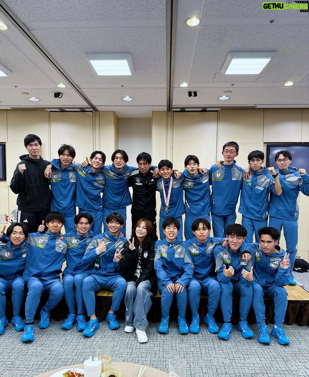 Nanase Aikawa - 11.8K Likes - 國學院大學、箱根駅伝2026 総合2位！🥈
全員で闘い抜いた！！誇らしいぞ國學院陸上部！！

1区から10区まで、襷と共に順位を押し上げていった攻めの駅伝でした。🏃‍♀️🏃‍♀️🏃‍♀️
1区、青木くんが1位！1:00:28という、
中大・吉居選手の記録を塗り替える新記録。もう、嬉しさに涙腺が崩壊😭
2区 上原くんキャプテンの意地で、エース区間を粘り抜きました。
3区 野中くん。私は、戸塚中継所で2区3区の襷リレーを見守りました。キャプテン上原くんを迎え、野中くんの背中を見送りました。
4区辻原くん！区間3位で一気に加速！🏃‍♀️
そして、5区 高石くん。1:10:05の激走！
難所の山登りで往路4位を死守してくれた！ゴール付近で、新たな交差点を起立した。笑
復路6区は後村くんから。今シーズンは怪我で苦しんだけれども、しっかり山下りしてくれた！！よく頑張った！
7区 高山くんは、1:00:54区間歴代2位の爆走。
1年生の時から思い入れある選手の1人😭
去年の箱根は5区の芦ノ湖で悔しさに泣いていた、、、あの姿からの今日😭その姿に感動しました。
8区 飯國くん！2位を守り、遊行寺の坂も力強く走ってくれました。
9区 野田くん、1年生堂々の走りで大興奮！
10区 尾熊くん、過去最高の総合2位で大手町へ帰って来てくれた😭
大手町のゴールで、みんなを迎えたときに本当に涙が止まりませんでした。
優勝を目指していたから、悔しさはもちろんあると思うけど、全員で達成した國學院史上最高位2位だった！！

そして、青山学院の黒田くん、本当に素晴らしかったです😭人並み外れた身体力。淡々と駆け上がるその姿、もう圧巻でした🥹🏃‍♀️
黒田くんとデットヒート繰り広げた、早稲田の工藤くん。歯を食いしばって走る姿に😭大声援を送りました。
7区で順天堂の玉目くん、9区の中央の吉井くんなど、自分が見た全ては、書ききれませんが素晴らしい102回大会でした。

全ての選手の皆様、関係者の皆様、お疲れ様でした。
勇気と、感動をありがとう！！！
選手が走る姿は、本当に美しい！！

写真は國學院陸部のみんなと📸
2枚目は寺田交差点、高石交差点、に挟まれた午前0時の交差点。まさかの3人交差点😂
土方くんや浦野くんのレジェンドOG
解説に大忙しだった平林くん😇
オール國學院でした。

#箱根駅伝2026
#國學院大學 
#歴史を変える挑戦
#総合2位区間新記録