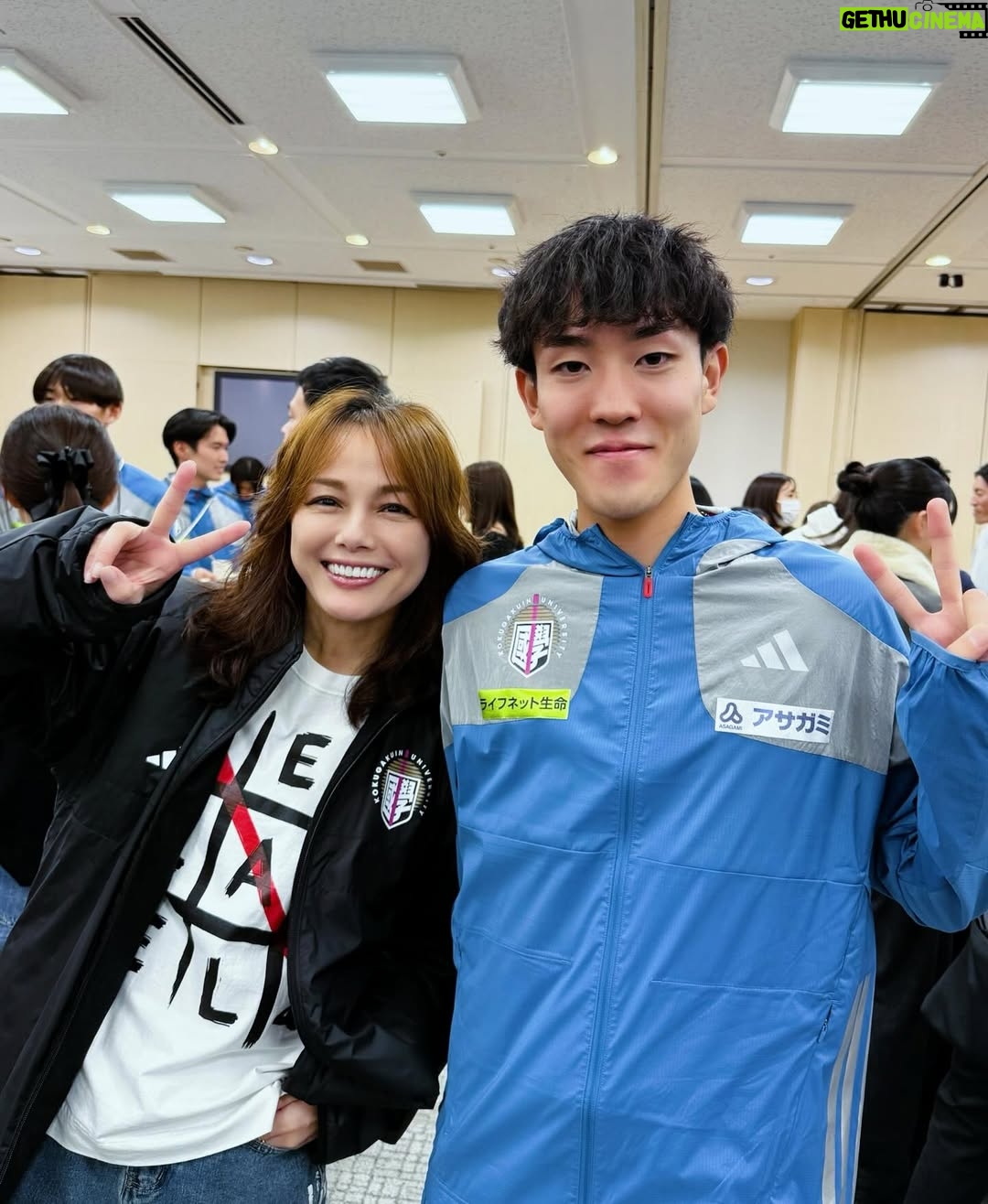 Nanase Aikawa - 11.8K Likes - 國學院大學、箱根駅伝2026 総合2位！🥈
全員で闘い抜いた！！誇らしいぞ國學院陸上部！！

1区から10区まで、襷と共に順位を押し上げていった攻めの駅伝でした。🏃‍♀️🏃‍♀️🏃‍♀️
1区、青木くんが1位！1:00:28という、
中大・吉居選手の記録を塗り替える新記録。もう、嬉しさに涙腺が崩壊😭
2区 上原くんキャプテンの意地で、エース区間を粘り抜きました。
3区 野中くん。私は、戸塚中継所で2区3区の襷リレーを見守りました。キャプテン上原くんを迎え、野中くんの背中を見送りました。
4区辻原くん！区間3位で一気に加速！🏃‍♀️
そして、5区 高石くん。1:10:05の激走！
難所の山登りで往路4位を死守してくれた！ゴール付近で、新たな交差点を起立した。笑
復路6区は後村くんから。今シーズンは怪我で苦しんだけれども、しっかり山下りしてくれた！！よく頑張った！
7区 高山くんは、1:00:54区間歴代2位の爆走。
1年生の時から思い入れある選手の1人😭
去年の箱根は5区の芦ノ湖で悔しさに泣いていた、、、あの姿からの今日😭その姿に感動しました。
8区 飯國くん！2位を守り、遊行寺の坂も力強く走ってくれました。
9区 野田くん、1年生堂々の走りで大興奮！
10区 尾熊くん、過去最高の総合2位で大手町へ帰って来てくれた😭
大手町のゴールで、みんなを迎えたときに本当に涙が止まりませんでした。
優勝を目指していたから、悔しさはもちろんあると思うけど、全員で達成した國學院史上最高位2位だった！！

そして、青山学院の黒田くん、本当に素晴らしかったです😭人並み外れた身体力。淡々と駆け上がるその姿、もう圧巻でした🥹🏃‍♀️
黒田くんとデットヒート繰り広げた、早稲田の工藤くん。歯を食いしばって走る姿に😭大声援を送りました。
7区で順天堂の玉目くん、9区の中央の吉井くんなど、自分が見た全ては、書ききれませんが素晴らしい102回大会でした。

全ての選手の皆様、関係者の皆様、お疲れ様でした。
勇気と、感動をありがとう！！！
選手が走る姿は、本当に美しい！！

写真は國學院陸部のみんなと📸
2枚目は寺田交差点、高石交差点、に挟まれた午前0時の交差点。まさかの3人交差点😂
土方くんや浦野くんのレジェンドOG
解説に大忙しだった平林くん😇
オール國學院でした。

#箱根駅伝2026
#國學院大學 
#歴史を変える挑戦
#総合2位区間新記録