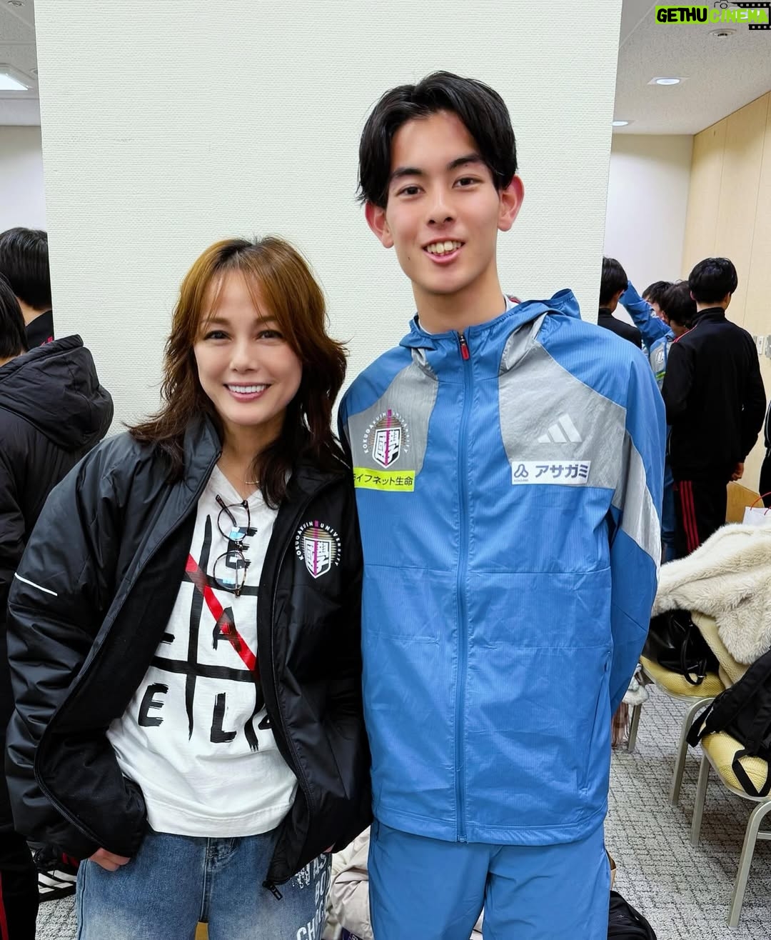 Nanase Aikawa - 11.8K Likes - 國學院大學、箱根駅伝2026 総合2位！🥈
全員で闘い抜いた！！誇らしいぞ國學院陸上部！！

1区から10区まで、襷と共に順位を押し上げていった攻めの駅伝でした。🏃‍♀️🏃‍♀️🏃‍♀️
1区、青木くんが1位！1:00:28という、
中大・吉居選手の記録を塗り替える新記録。もう、嬉しさに涙腺が崩壊😭
2区 上原くんキャプテンの意地で、エース区間を粘り抜きました。
3区 野中くん。私は、戸塚中継所で2区3区の襷リレーを見守りました。キャプテン上原くんを迎え、野中くんの背中を見送りました。
4区辻原くん！区間3位で一気に加速！🏃‍♀️
そして、5区 高石くん。1:10:05の激走！
難所の山登りで往路4位を死守してくれた！ゴール付近で、新たな交差点を起立した。笑
復路6区は後村くんから。今シーズンは怪我で苦しんだけれども、しっかり山下りしてくれた！！よく頑張った！
7区 高山くんは、1:00:54区間歴代2位の爆走。
1年生の時から思い入れある選手の1人😭
去年の箱根は5区の芦ノ湖で悔しさに泣いていた、、、あの姿からの今日😭その姿に感動しました。
8区 飯國くん！2位を守り、遊行寺の坂も力強く走ってくれました。
9区 野田くん、1年生堂々の走りで大興奮！
10区 尾熊くん、過去最高の総合2位で大手町へ帰って来てくれた😭
大手町のゴールで、みんなを迎えたときに本当に涙が止まりませんでした。
優勝を目指していたから、悔しさはもちろんあると思うけど、全員で達成した國學院史上最高位2位だった！！

そして、青山学院の黒田くん、本当に素晴らしかったです😭人並み外れた身体力。淡々と駆け上がるその姿、もう圧巻でした🥹🏃‍♀️
黒田くんとデットヒート繰り広げた、早稲田の工藤くん。歯を食いしばって走る姿に😭大声援を送りました。
7区で順天堂の玉目くん、9区の中央の吉井くんなど、自分が見た全ては、書ききれませんが素晴らしい102回大会でした。

全ての選手の皆様、関係者の皆様、お疲れ様でした。
勇気と、感動をありがとう！！！
選手が走る姿は、本当に美しい！！

写真は國學院陸部のみんなと📸
2枚目は寺田交差点、高石交差点、に挟まれた午前0時の交差点。まさかの3人交差点😂
土方くんや浦野くんのレジェンドOG
解説に大忙しだった平林くん😇
オール國學院でした。

#箱根駅伝2026
#國學院大學 
#歴史を変える挑戦
#総合2位区間新記録