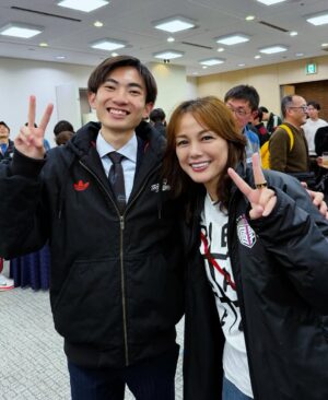 Nanase Aikawa Instagram - 國學院大學、箱根駅伝2026 総合2位！🥈
全員で闘い抜いた！！誇らしいぞ國學院陸上部！！

1区から10区まで、襷と共に順位を押し上げていった攻めの駅伝でした。🏃‍♀️🏃‍♀️🏃‍♀️
1区、青木くんが1位！1:00:28という、
中大・吉居選手の記録を塗り替える新記録。もう、嬉しさに涙腺が崩壊😭
2区 上原くんキャプテンの意地で、エース区間を粘り抜きました。
3区 野中くん。私は、戸塚中継所で2区3区の襷リレーを見守りました。キャプテン上原くんを迎え、野中くんの背中を見送りました。
4区辻原くん！区間3位で一気に加速！🏃‍♀️
そして、5区 高石くん。1:10:05の激走！
難所の山登りで往路4位を死守してくれた！ゴール付近で、新たな交差点を起立した。笑
復路6区は後村くんから。今シーズンは怪我で苦しんだけれども、しっかり山下りしてくれた！！よく頑張った！
7区 高山くんは、1:00:54区間歴代2位の爆走。
1年生の時から思い入れある選手の1人😭
去年の箱根は5区の芦ノ湖で悔しさに泣いていた、、、あの姿からの今日😭その姿に感動しました。
8区 飯國くん！2位を守り、遊行寺の坂も力強く走ってくれました。
9区 野田くん、1年生堂々の走りで大興奮！
10区 尾熊くん、過去最高の総合2位で大手町へ帰って来てくれた😭
大手町のゴールで、みんなを迎えたときに本当に涙が止まりませんでした。
優勝を目指していたから、悔しさはもちろんあると思うけど、全員で達成した國學院史上最高位2位だった！！

そして、青山学院の黒田くん、本当に素晴らしかったです😭人並み外れた身体力。淡々と駆け上がるその姿、もう圧巻でした🥹🏃‍♀️
黒田くんとデットヒート繰り広げた、早稲田の工藤くん。歯を食いしばって走る姿に😭大声援を送りました。
7区で順天堂の玉目くん、9区の中央の吉井くんなど、自分が見た全ては、書ききれませんが素晴らしい102回大会でした。

全ての選手の皆様、関係者の皆様、お疲れ様でした。
勇気と、感動をありがとう！！！
選手が走る姿は、本当に美しい！！

写真は國學院陸部のみんなと📸
2枚目は寺田交差点、高石交差点、に挟まれた午前0時の交差点。まさかの3人交差点😂
土方くんや浦野くんのレジェンドOG
解説に大忙しだった平林くん😇
オール國學院でした。

#箱根駅伝2026
#國學院大學 
#歴史を変える挑戦
#総合2位区間新記録