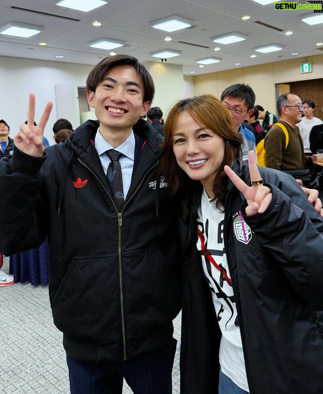 Nanase Aikawa - 11.8K Likes - 國學院大學、箱根駅伝2026 総合2位！🥈
全員で闘い抜いた！！誇らしいぞ國學院陸上部！！

1区から10区まで、襷と共に順位を押し上げていった攻めの駅伝でした。🏃‍♀️🏃‍♀️🏃‍♀️
1区、青木くんが1位！1:00:28という、
中大・吉居選手の記録を塗り替える新記録。もう、嬉しさに涙腺が崩壊😭
2区 上原くんキャプテンの意地で、エース区間を粘り抜きました。
3区 野中くん。私は、戸塚中継所で2区3区の襷リレーを見守りました。キャプテン上原くんを迎え、野中くんの背中を見送りました。
4区辻原くん！区間3位で一気に加速！🏃‍♀️
そして、5区 高石くん。1:10:05の激走！
難所の山登りで往路4位を死守してくれた！ゴール付近で、新たな交差点を起立した。笑
復路6区は後村くんから。今シーズンは怪我で苦しんだけれども、しっかり山下りしてくれた！！よく頑張った！
7区 高山くんは、1:00:54区間歴代2位の爆走。
1年生の時から思い入れある選手の1人😭
去年の箱根は5区の芦ノ湖で悔しさに泣いていた、、、あの姿からの今日😭その姿に感動しました。
8区 飯國くん！2位を守り、遊行寺の坂も力強く走ってくれました。
9区 野田くん、1年生堂々の走りで大興奮！
10区 尾熊くん、過去最高の総合2位で大手町へ帰って来てくれた😭
大手町のゴールで、みんなを迎えたときに本当に涙が止まりませんでした。
優勝を目指していたから、悔しさはもちろんあると思うけど、全員で達成した國學院史上最高位2位だった！！

そして、青山学院の黒田くん、本当に素晴らしかったです😭人並み外れた身体力。淡々と駆け上がるその姿、もう圧巻でした🥹🏃‍♀️
黒田くんとデットヒート繰り広げた、早稲田の工藤くん。歯を食いしばって走る姿に😭大声援を送りました。
7区で順天堂の玉目くん、9区の中央の吉井くんなど、自分が見た全ては、書ききれませんが素晴らしい102回大会でした。

全ての選手の皆様、関係者の皆様、お疲れ様でした。
勇気と、感動をありがとう！！！
選手が走る姿は、本当に美しい！！

写真は國學院陸部のみんなと📸
2枚目は寺田交差点、高石交差点、に挟まれた午前0時の交差点。まさかの3人交差点😂
土方くんや浦野くんのレジェンドOG
解説に大忙しだった平林くん😇
オール國學院でした。

#箱根駅伝2026
#國學院大學 
#歴史を変える挑戦
#総合2位区間新記録