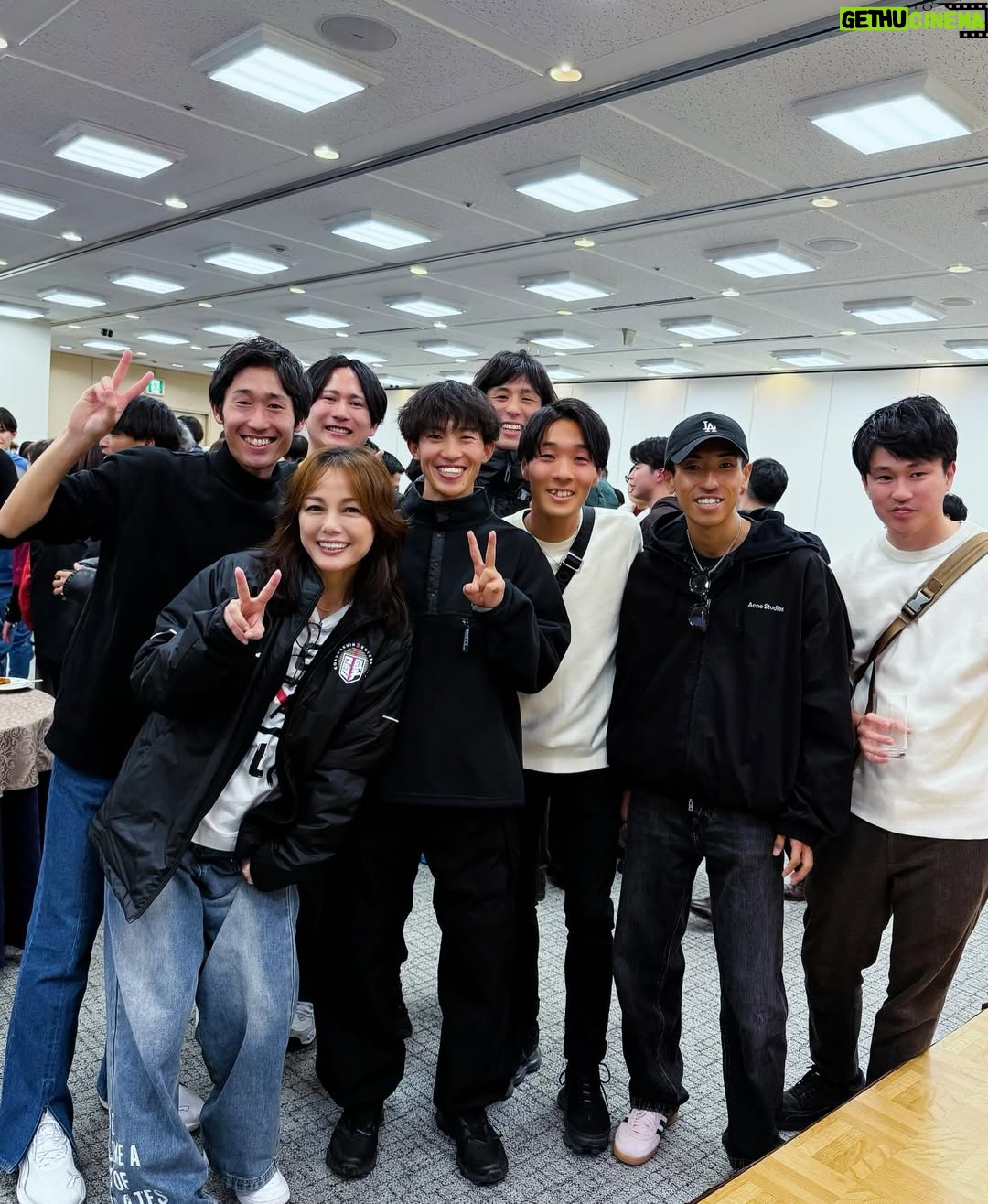 Nanase Aikawa - 11.8K Likes - 國學院大學、箱根駅伝2026 総合2位！🥈
全員で闘い抜いた！！誇らしいぞ國學院陸上部！！

1区から10区まで、襷と共に順位を押し上げていった攻めの駅伝でした。🏃‍♀️🏃‍♀️🏃‍♀️
1区、青木くんが1位！1:00:28という、
中大・吉居選手の記録を塗り替える新記録。もう、嬉しさに涙腺が崩壊😭
2区 上原くんキャプテンの意地で、エース区間を粘り抜きました。
3区 野中くん。私は、戸塚中継所で2区3区の襷リレーを見守りました。キャプテン上原くんを迎え、野中くんの背中を見送りました。
4区辻原くん！区間3位で一気に加速！🏃‍♀️
そして、5区 高石くん。1:10:05の激走！
難所の山登りで往路4位を死守してくれた！ゴール付近で、新たな交差点を起立した。笑
復路6区は後村くんから。今シーズンは怪我で苦しんだけれども、しっかり山下りしてくれた！！よく頑張った！
7区 高山くんは、1:00:54区間歴代2位の爆走。
1年生の時から思い入れある選手の1人😭
去年の箱根は5区の芦ノ湖で悔しさに泣いていた、、、あの姿からの今日😭その姿に感動しました。
8区 飯國くん！2位を守り、遊行寺の坂も力強く走ってくれました。
9区 野田くん、1年生堂々の走りで大興奮！
10区 尾熊くん、過去最高の総合2位で大手町へ帰って来てくれた😭
大手町のゴールで、みんなを迎えたときに本当に涙が止まりませんでした。
優勝を目指していたから、悔しさはもちろんあると思うけど、全員で達成した國學院史上最高位2位だった！！

そして、青山学院の黒田くん、本当に素晴らしかったです😭人並み外れた身体力。淡々と駆け上がるその姿、もう圧巻でした🥹🏃‍♀️
黒田くんとデットヒート繰り広げた、早稲田の工藤くん。歯を食いしばって走る姿に😭大声援を送りました。
7区で順天堂の玉目くん、9区の中央の吉井くんなど、自分が見た全ては、書ききれませんが素晴らしい102回大会でした。

全ての選手の皆様、関係者の皆様、お疲れ様でした。
勇気と、感動をありがとう！！！
選手が走る姿は、本当に美しい！！

写真は國學院陸部のみんなと📸
2枚目は寺田交差点、高石交差点、に挟まれた午前0時の交差点。まさかの3人交差点😂
土方くんや浦野くんのレジェンドOG
解説に大忙しだった平林くん😇
オール國學院でした。

#箱根駅伝2026
#國學院大學 
#歴史を変える挑戦
#総合2位区間新記録