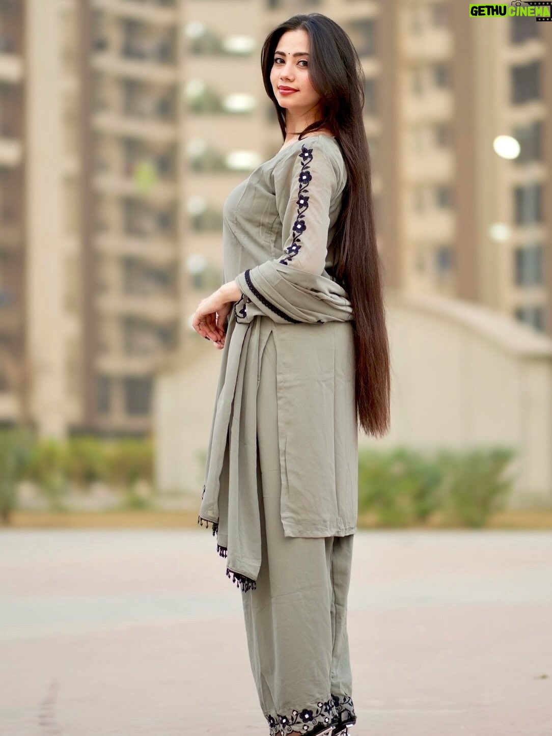 Nancy Arora - 4.9K Likes - Haasil to bohot kuch karna hai zindagi me Tum aaye to hasratein tum tak reh gyi 🩶🥀 @inancyarora 

suit by @libaspakistani 
.
.
.
#inancyarora #fashionblogger #instapic #likesforlikes #viralpost