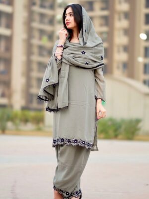 Nancy Arora Instagram - Haasil to bohot kuch karna hai zindagi me Tum aaye to hasratein tum tak reh gyi 🩶🥀 @inancyarora 

suit by @libaspakistani 
.
.
.
#inancyarora #fashionblogger #instapic #likesforlikes #viralpost
