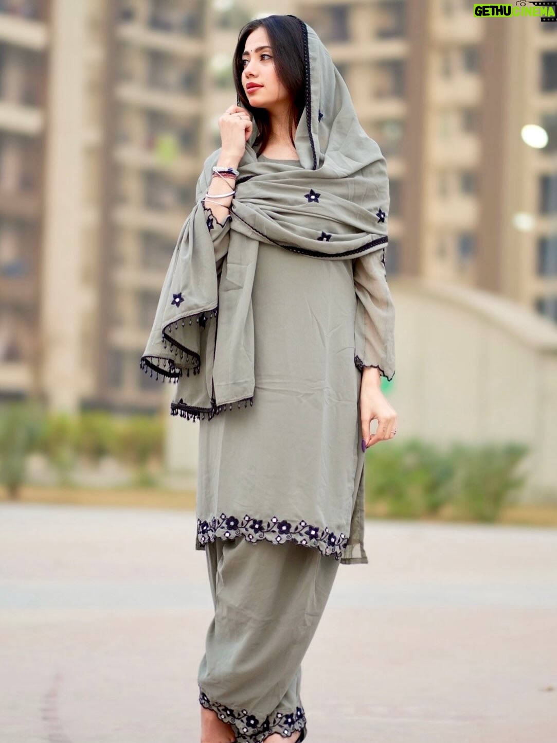 Nancy Arora - 4.9K Likes - Haasil to bohot kuch karna hai zindagi me Tum aaye to hasratein tum tak reh gyi 🩶🥀 @inancyarora 

suit by @libaspakistani 
.
.
.
#inancyarora #fashionblogger #instapic #likesforlikes #viralpost