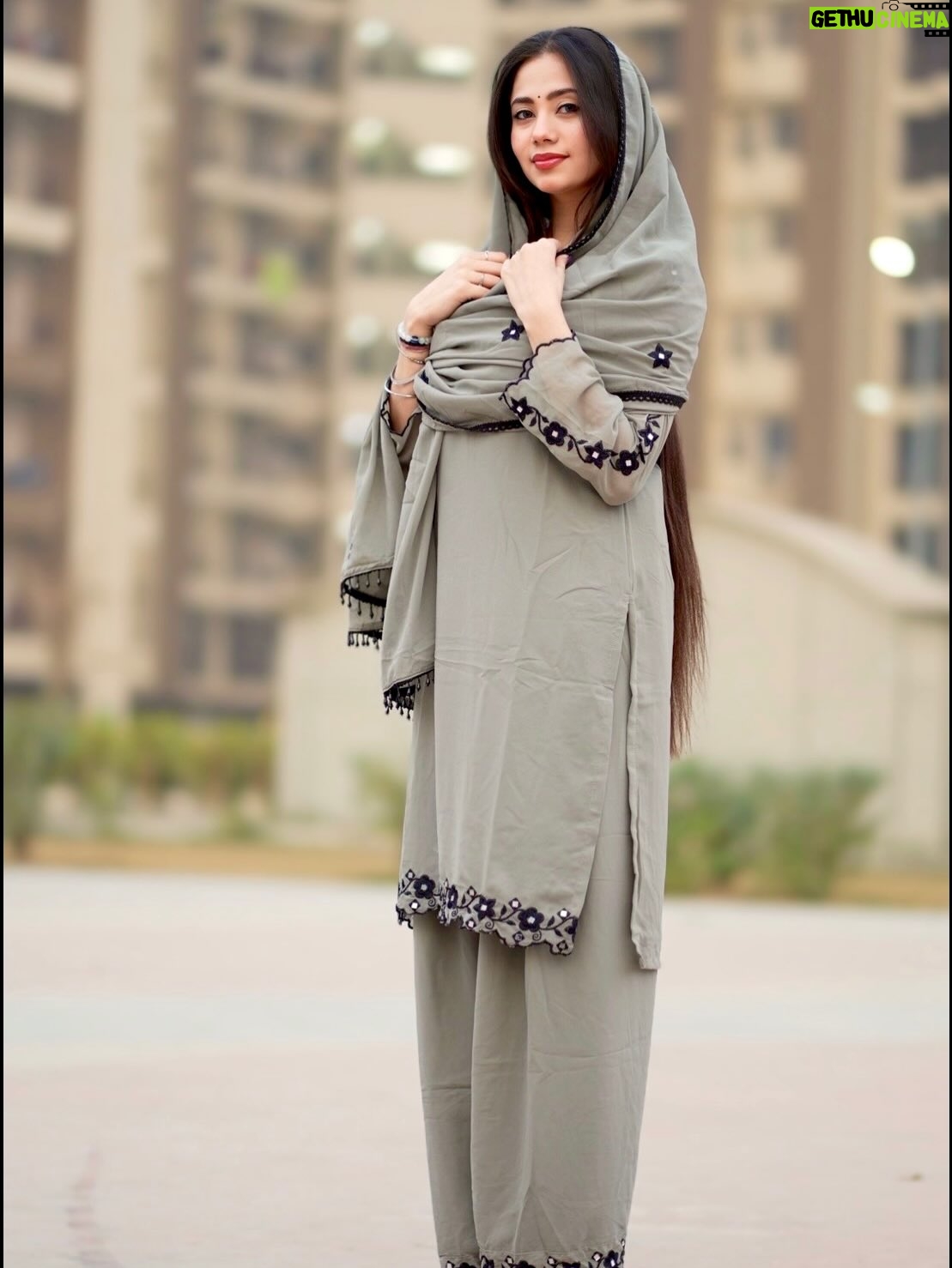 Nancy Arora - 4.9K Likes - Haasil to bohot kuch karna hai zindagi me Tum aaye to hasratein tum tak reh gyi 🩶🥀 @inancyarora 

suit by @libaspakistani 
.
.
.
#inancyarora #fashionblogger #instapic #likesforlikes #viralpost