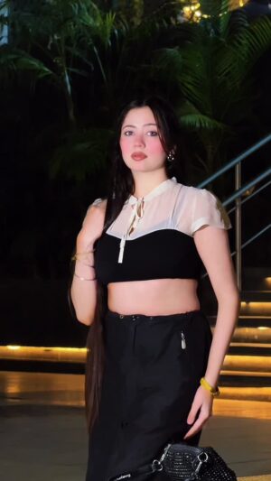 Nancy Arora Instagram - sang hu tere 🖤 @inancyaroraaa 

.
.
.
#inancyarora #explorepage #trendingreels #instadaily #instagood