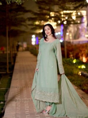 Nancy Arora Instagram - Aisa Kya Likhun Ke Tere Dil Ko Tasalli Ho Jaaye
Kya ye Batana Kaafi Nahi Ke Meri Zindagi Ho Tum ❤️ @inancyarora 

suit by @jaipurblossom 💚

.
.
.
#inancyarora #ᴛʀᴇɴᴅɪɴɢpost #instagram #fashion #like4like