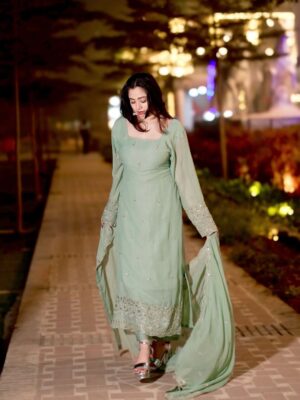 Nancy Arora Instagram - Aisa Kya Likhun Ke Tere Dil Ko Tasalli Ho Jaaye
Kya ye Batana Kaafi Nahi Ke Meri Zindagi Ho Tum ❤️ @inancyarora 

suit by @jaipurblossom 💚

.
.
.
#inancyarora #ᴛʀᴇɴᴅɪɴɢpost #instagram #fashion #like4like