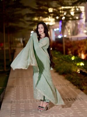 Nancy Arora Instagram - Aisa Kya Likhun Ke Tere Dil Ko Tasalli Ho Jaaye
Kya ye Batana Kaafi Nahi Ke Meri Zindagi Ho Tum ❤️ @inancyarora 

suit by @jaipurblossom 💚

.
.
.
#inancyarora #ᴛʀᴇɴᴅɪɴɢpost #instagram #fashion #like4like