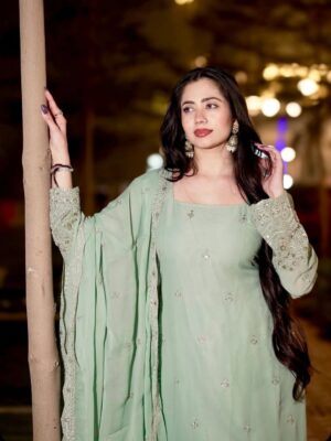 Nancy Arora Instagram - Aisa Kya Likhun Ke Tere Dil Ko Tasalli Ho Jaaye
Kya ye Batana Kaafi Nahi Ke Meri Zindagi Ho Tum ❤️ @inancyarora 

suit by @jaipurblossom 💚

.
.
.
#inancyarora #ᴛʀᴇɴᴅɪɴɢpost #instagram #fashion #like4like