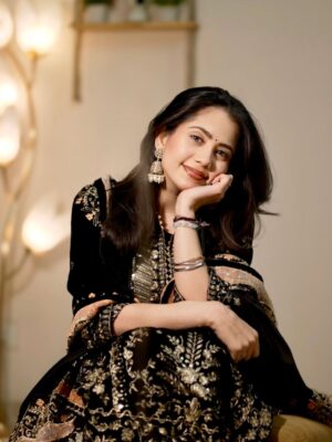 Nancy Arora Instagram - Kareeb sirf unke raho jo khud, tumse dur na jana chahte ho🥀 @inancyarora 

.
.
.

#inancyarora #trending #instagram #viralpost #instafashion