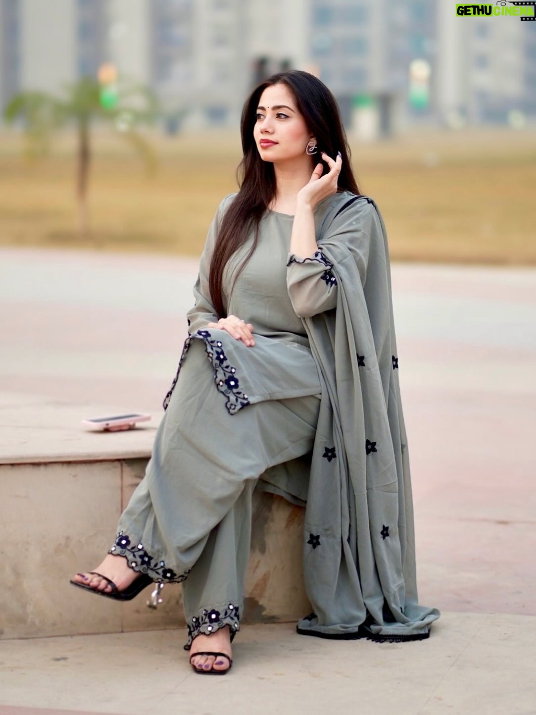 Nancy Arora - 4.9K Likes - Haasil to bohot kuch karna hai zindagi me Tum aaye to hasratein tum tak reh gyi 🩶🥀 @inancyarora 

suit by @libaspakistani 
.
.
.
#inancyarora #fashionblogger #instapic #likesforlikes #viralpost