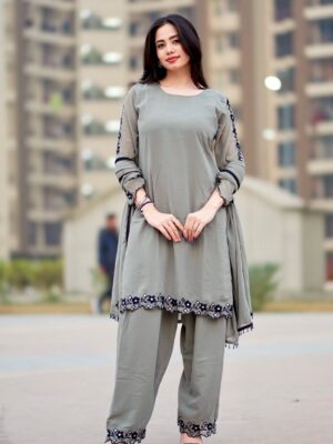 Nancy Arora Instagram - Haasil to bohot kuch karna hai zindagi me Tum aaye to hasratein tum tak reh gyi 🩶🥀 @inancyarora 

suit by @libaspakistani 
.
.
.
#inancyarora #fashionblogger #instapic #likesforlikes #viralpost