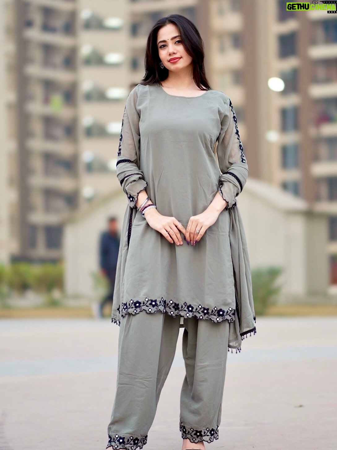 Nancy Arora - 4.9K Likes - Haasil to bohot kuch karna hai zindagi me Tum aaye to hasratein tum tak reh gyi 🩶🥀 @inancyarora 

suit by @libaspakistani 
.
.
.
#inancyarora #fashionblogger #instapic #likesforlikes #viralpost