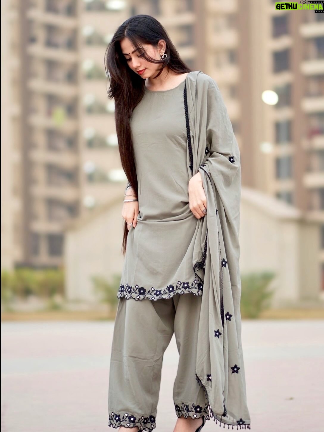 Nancy Arora - 4.9K Likes - Haasil to bohot kuch karna hai zindagi me Tum aaye to hasratein tum tak reh gyi 🩶🥀 @inancyarora 

suit by @libaspakistani 
.
.
.
#inancyarora #fashionblogger #instapic #likesforlikes #viralpost