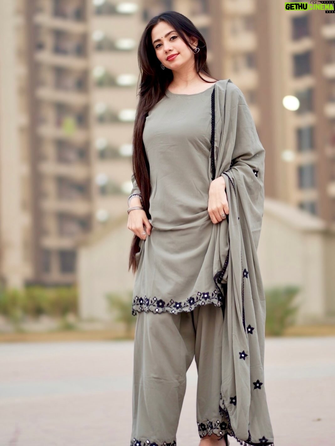 Nancy Arora - 4.9K Likes - Haasil to bohot kuch karna hai zindagi me Tum aaye to hasratein tum tak reh gyi 🩶🥀 @inancyarora 

suit by @libaspakistani 
.
.
.
#inancyarora #fashionblogger #instapic #likesforlikes #viralpost