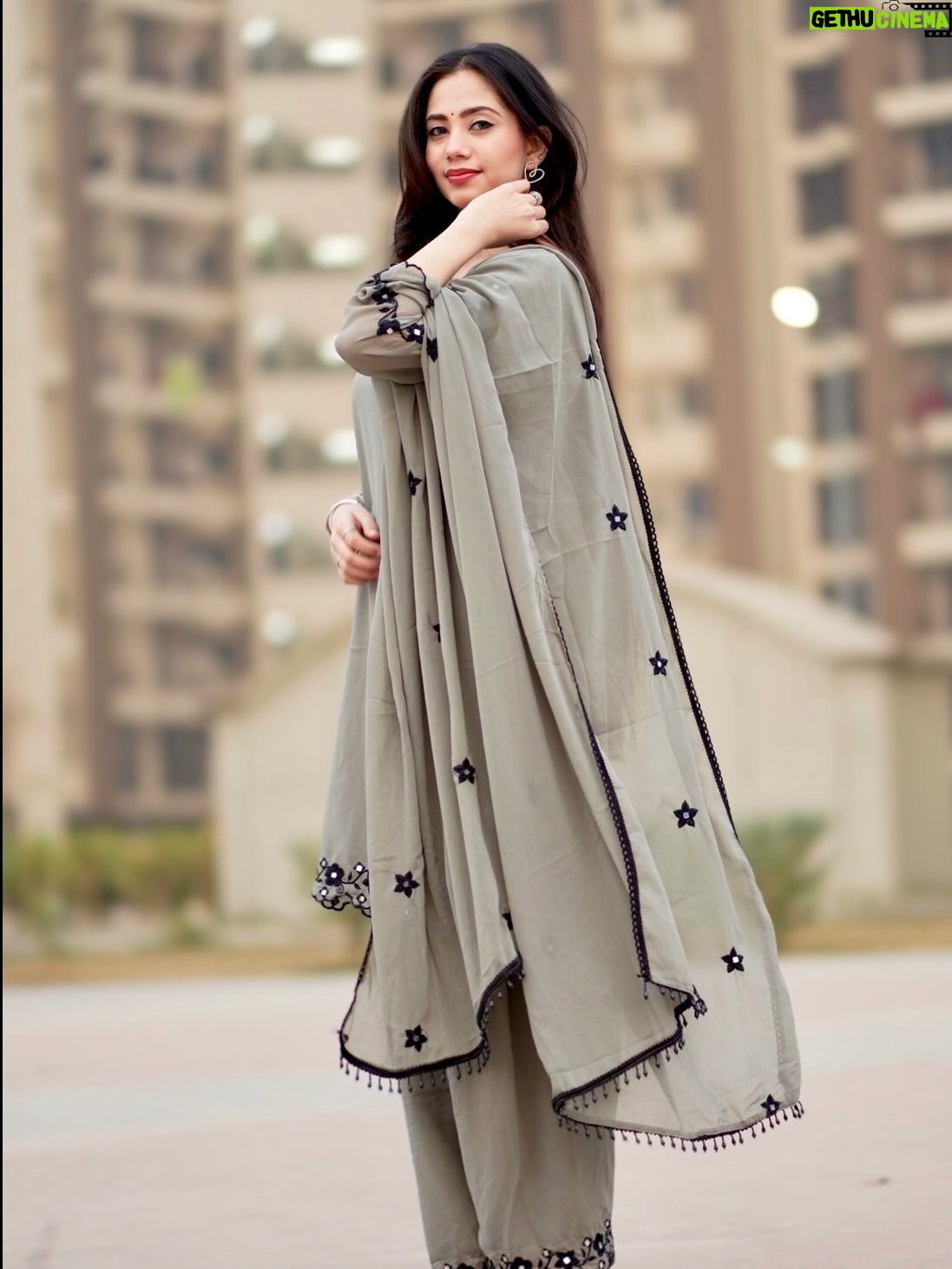 Nancy Arora - 4.9K Likes - Haasil to bohot kuch karna hai zindagi me Tum aaye to hasratein tum tak reh gyi 🩶🥀 @inancyarora 

suit by @libaspakistani 
.
.
.
#inancyarora #fashionblogger #instapic #likesforlikes #viralpost