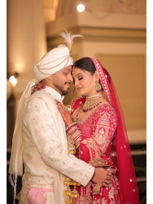 Nancy Goyal Instagram - Kaise dikhau pyaar yh mera
Meri aankhon mein dekh bhrpaar hai
Tu khega vo hoga
Issey upar bta kya baat hai
Tu kar bhrosa toh achaa
Tu na karein tab bhi kya baat hai
Bin shrto ke hota hai pyaar
Tu khe toh din , tu khein toh raat hai
Tu kuch bna apni jindagi mein mujhe
Tu sjaa apni jindagi mein mujhee
Bs yh toh sapna hai , na koi hqeeqat hai
Mein mila hu tujhse ek ajnaabi sa
Bs guzru toh tu jaan le mujhee
Itni si toh yh baat hai
Tu ho koi mushkil mein toh pukarein mujhe
Ek br bs ek br koi haq toh jtaye mujhe
Dekh terr naam toh har saans hai
Mwin kaise dikhau yh pyaar tujhe
Meri aankhon mein dekh na
Ek tera hi naam hai . 🌹🧿
HIGHLIGHT OF MY YEAR!! ♥️🧿