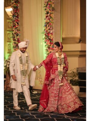 Nancy Goyal Instagram - Kaise dikhau pyaar yh mera
Meri aankhon mein dekh bhrpaar hai
Tu khega vo hoga
Issey upar bta kya baat hai
Tu kar bhrosa toh achaa
Tu na karein tab bhi kya baat hai
Bin shrto ke hota hai pyaar
Tu khe toh din , tu khein toh raat hai
Tu kuch bna apni jindagi mein mujhe
Tu sjaa apni jindagi mein mujhee
Bs yh toh sapna hai , na koi hqeeqat hai
Mein mila hu tujhse ek ajnaabi sa
Bs guzru toh tu jaan le mujhee
Itni si toh yh baat hai
Tu ho koi mushkil mein toh pukarein mujhe
Ek br bs ek br koi haq toh jtaye mujhe
Dekh terr naam toh har saans hai
Mwin kaise dikhau yh pyaar tujhe
Meri aankhon mein dekh na
Ek tera hi naam hai . 🌹🧿
HIGHLIGHT OF MY YEAR!! ♥️🧿