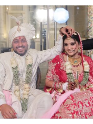 Nancy Goyal Instagram - Kaise dikhau pyaar yh mera
Meri aankhon mein dekh bhrpaar hai
Tu khega vo hoga
Issey upar bta kya baat hai
Tu kar bhrosa toh achaa
Tu na karein tab bhi kya baat hai
Bin shrto ke hota hai pyaar
Tu khe toh din , tu khein toh raat hai
Tu kuch bna apni jindagi mein mujhe
Tu sjaa apni jindagi mein mujhee
Bs yh toh sapna hai , na koi hqeeqat hai
Mein mila hu tujhse ek ajnaabi sa
Bs guzru toh tu jaan le mujhee
Itni si toh yh baat hai
Tu ho koi mushkil mein toh pukarein mujhe
Ek br bs ek br koi haq toh jtaye mujhe
Dekh terr naam toh har saans hai
Mwin kaise dikhau yh pyaar tujhe
Meri aankhon mein dekh na
Ek tera hi naam hai . 🌹🧿
HIGHLIGHT OF MY YEAR!! ♥️🧿