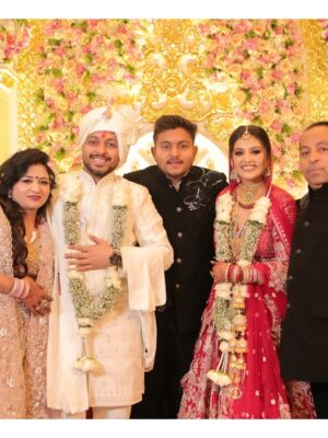 Nancy Goyal Instagram - Kaise dikhau pyaar yh mera
Meri aankhon mein dekh bhrpaar hai
Tu khega vo hoga
Issey upar bta kya baat hai
Tu kar bhrosa toh achaa
Tu na karein tab bhi kya baat hai
Bin shrto ke hota hai pyaar
Tu khe toh din , tu khein toh raat hai
Tu kuch bna apni jindagi mein mujhe
Tu sjaa apni jindagi mein mujhee
Bs yh toh sapna hai , na koi hqeeqat hai
Mein mila hu tujhse ek ajnaabi sa
Bs guzru toh tu jaan le mujhee
Itni si toh yh baat hai
Tu ho koi mushkil mein toh pukarein mujhe
Ek br bs ek br koi haq toh jtaye mujhe
Dekh terr naam toh har saans hai
Mwin kaise dikhau yh pyaar tujhe
Meri aankhon mein dekh na
Ek tera hi naam hai . 🌹🧿
HIGHLIGHT OF MY YEAR!! ♥️🧿
