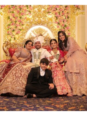 Nancy Goyal Instagram - Kaise dikhau pyaar yh mera
Meri aankhon mein dekh bhrpaar hai
Tu khega vo hoga
Issey upar bta kya baat hai
Tu kar bhrosa toh achaa
Tu na karein tab bhi kya baat hai
Bin shrto ke hota hai pyaar
Tu khe toh din , tu khein toh raat hai
Tu kuch bna apni jindagi mein mujhe
Tu sjaa apni jindagi mein mujhee
Bs yh toh sapna hai , na koi hqeeqat hai
Mein mila hu tujhse ek ajnaabi sa
Bs guzru toh tu jaan le mujhee
Itni si toh yh baat hai
Tu ho koi mushkil mein toh pukarein mujhe
Ek br bs ek br koi haq toh jtaye mujhe
Dekh terr naam toh har saans hai
Mwin kaise dikhau yh pyaar tujhe
Meri aankhon mein dekh na
Ek tera hi naam hai . 🌹🧿
HIGHLIGHT OF MY YEAR!! ♥️🧿