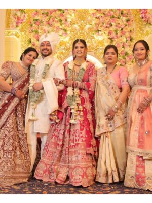 Nancy Goyal Instagram - Kaise dikhau pyaar yh mera
Meri aankhon mein dekh bhrpaar hai
Tu khega vo hoga
Issey upar bta kya baat hai
Tu kar bhrosa toh achaa
Tu na karein tab bhi kya baat hai
Bin shrto ke hota hai pyaar
Tu khe toh din , tu khein toh raat hai
Tu kuch bna apni jindagi mein mujhe
Tu sjaa apni jindagi mein mujhee
Bs yh toh sapna hai , na koi hqeeqat hai
Mein mila hu tujhse ek ajnaabi sa
Bs guzru toh tu jaan le mujhee
Itni si toh yh baat hai
Tu ho koi mushkil mein toh pukarein mujhe
Ek br bs ek br koi haq toh jtaye mujhe
Dekh terr naam toh har saans hai
Mwin kaise dikhau yh pyaar tujhe
Meri aankhon mein dekh na
Ek tera hi naam hai . 🌹🧿
HIGHLIGHT OF MY YEAR!! ♥️🧿