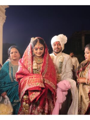 Nancy Goyal Instagram - Kaise dikhau pyaar yh mera
Meri aankhon mein dekh bhrpaar hai
Tu khega vo hoga
Issey upar bta kya baat hai
Tu kar bhrosa toh achaa
Tu na karein tab bhi kya baat hai
Bin shrto ke hota hai pyaar
Tu khe toh din , tu khein toh raat hai
Tu kuch bna apni jindagi mein mujhe
Tu sjaa apni jindagi mein mujhee
Bs yh toh sapna hai , na koi hqeeqat hai
Mein mila hu tujhse ek ajnaabi sa
Bs guzru toh tu jaan le mujhee
Itni si toh yh baat hai
Tu ho koi mushkil mein toh pukarein mujhe
Ek br bs ek br koi haq toh jtaye mujhe
Dekh terr naam toh har saans hai
Mwin kaise dikhau yh pyaar tujhe
Meri aankhon mein dekh na
Ek tera hi naam hai . 🌹🧿
HIGHLIGHT OF MY YEAR!! ♥️🧿