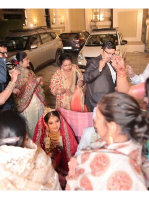 Nancy Goyal Instagram - Kaise dikhau pyaar yh mera
Meri aankhon mein dekh bhrpaar hai
Tu khega vo hoga
Issey upar bta kya baat hai
Tu kar bhrosa toh achaa
Tu na karein tab bhi kya baat hai
Bin shrto ke hota hai pyaar
Tu khe toh din , tu khein toh raat hai
Tu kuch bna apni jindagi mein mujhe
Tu sjaa apni jindagi mein mujhee
Bs yh toh sapna hai , na koi hqeeqat hai
Mein mila hu tujhse ek ajnaabi sa
Bs guzru toh tu jaan le mujhee
Itni si toh yh baat hai
Tu ho koi mushkil mein toh pukarein mujhe
Ek br bs ek br koi haq toh jtaye mujhe
Dekh terr naam toh har saans hai
Mwin kaise dikhau yh pyaar tujhe
Meri aankhon mein dekh na
Ek tera hi naam hai . 🌹🧿
HIGHLIGHT OF MY YEAR!! ♥️🧿