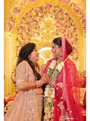 Nancy Goyal Instagram - Kaise dikhau pyaar yh mera
Meri aankhon mein dekh bhrpaar hai
Tu khega vo hoga
Issey upar bta kya baat hai
Tu kar bhrosa toh achaa
Tu na karein tab bhi kya baat hai
Bin shrto ke hota hai pyaar
Tu khe toh din , tu khein toh raat hai
Tu kuch bna apni jindagi mein mujhe
Tu sjaa apni jindagi mein mujhee
Bs yh toh sapna hai , na koi hqeeqat hai
Mein mila hu tujhse ek ajnaabi sa
Bs guzru toh tu jaan le mujhee
Itni si toh yh baat hai
Tu ho koi mushkil mein toh pukarein mujhe
Ek br bs ek br koi haq toh jtaye mujhe
Dekh terr naam toh har saans hai
Mwin kaise dikhau yh pyaar tujhe
Meri aankhon mein dekh na
Ek tera hi naam hai . 🌹🧿
HIGHLIGHT OF MY YEAR!! ♥️🧿
