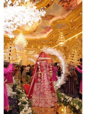 Nancy Goyal Instagram - Kaise dikhau pyaar yh mera
Meri aankhon mein dekh bhrpaar hai
Tu khega vo hoga
Issey upar bta kya baat hai
Tu kar bhrosa toh achaa
Tu na karein tab bhi kya baat hai
Bin shrto ke hota hai pyaar
Tu khe toh din , tu khein toh raat hai
Tu kuch bna apni jindagi mein mujhe
Tu sjaa apni jindagi mein mujhee
Bs yh toh sapna hai , na koi hqeeqat hai
Mein mila hu tujhse ek ajnaabi sa
Bs guzru toh tu jaan le mujhee
Itni si toh yh baat hai
Tu ho koi mushkil mein toh pukarein mujhe
Ek br bs ek br koi haq toh jtaye mujhe
Dekh terr naam toh har saans hai
Mwin kaise dikhau yh pyaar tujhe
Meri aankhon mein dekh na
Ek tera hi naam hai . 🌹🧿
HIGHLIGHT OF MY YEAR!! ♥️🧿