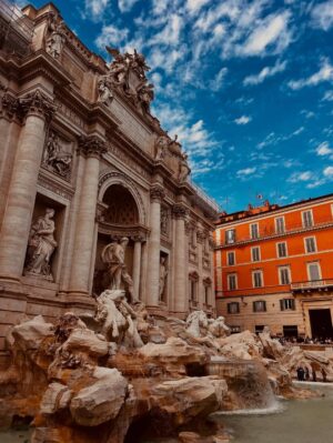 Nanda Ziegler Instagram - 🇮🇹 “Carpe diem — colhe o agora como se fosse vinho raro. Roma ensina: o tempo passa, mas a beleza do instante é eterna.”

Este é o famoso poema onde aparece “Carpe diem” (Horácio, Ode 1.11).

Não perguntes, Leucona, pois saber é proibido,
Que fim os deuses reservaram a mim e a ti.
Nem tentes os cálculos babilônicos:
É melhor aceitar o que quer que venha.

Se Júpiter nos concedeu muitos invernos,
Ou este é o último, que quebra as ondas
Do mar Tirreno sobre rochas opostas —
Sê sábia, filtra o vinho, e corta
A longa esperança ao tempo que é breve.

Enquanto falamos, a vida foge invejosa:
Colhe o dia, confia o mínimo no amanhã.
__

Carpe diem, quam minimum credula postero. ✨