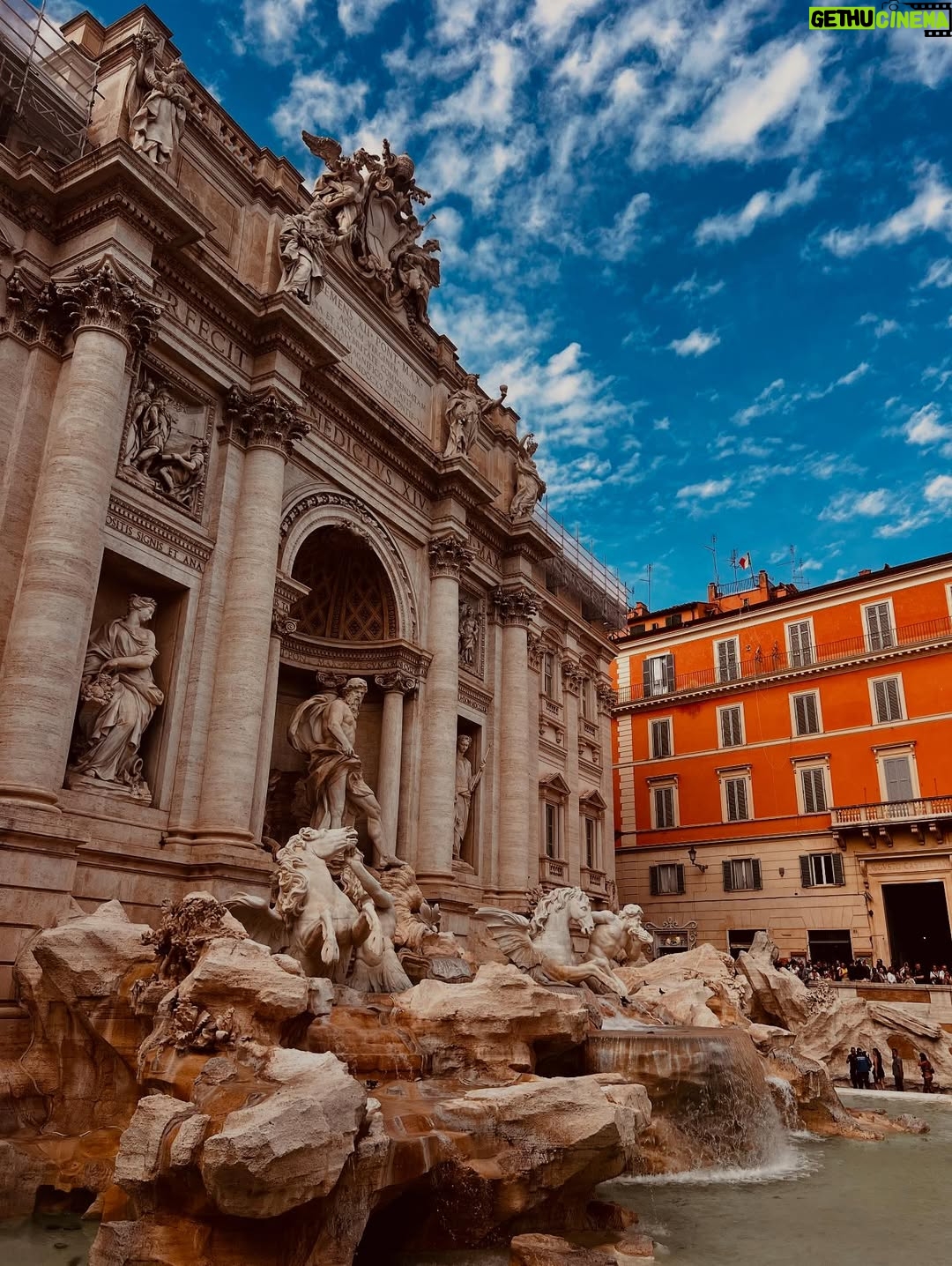Nanda Ziegler - 285 Likes - 🇮🇹 “Carpe diem — colhe o agora como se fosse vinho raro. Roma ensina: o tempo passa, mas a beleza do instante é eterna.”

Este é o famoso poema onde aparece “Carpe diem” (Horácio, Ode 1.11).

Não perguntes, Leucona, pois saber é proibido,
Que fim os deuses reservaram a mim e a ti.
Nem tentes os cálculos babilônicos:
É melhor aceitar o que quer que venha.

Se Júpiter nos concedeu muitos invernos,
Ou este é o último, que quebra as ondas
Do mar Tirreno sobre rochas opostas —
Sê sábia, filtra o vinho, e corta
A longa esperança ao tempo que é breve.

Enquanto falamos, a vida foge invejosa:
Colhe o dia, confia o mínimo no amanhã.
__

Carpe diem, quam minimum credula postero. ✨